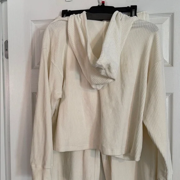 Avia Off-White Hooded Set - Picture 2 of 8